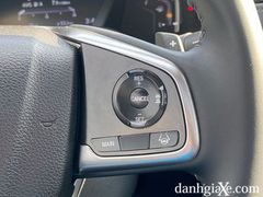 Các nút bấm được tích hợp bên phải mặt vô lăng