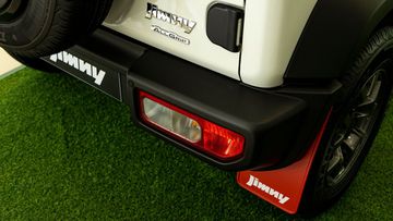 Cản sau Suzuki Jimny 2024 tích hợp đèn chiếu sáng hơi bất tiện