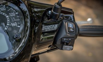 Công nghệ ngắt động cơ tạm thời Stop & Start System chỉ có trên bản Đặc Biệt và Giới Hạn