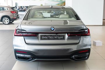 Tổng thể đuôi xe BMW 730Li M Sport 2023 mang đến cảm giác khỏe khoắn, cứng cáp