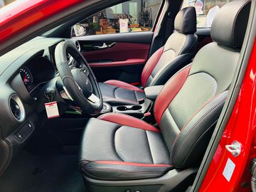 Hàng ghế trước ôm thân người ngồi, hỗ trợ chỉnh điện, nhớ vị trí ghế lái, sưởi & làm mát ghế trước