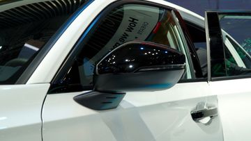 Gương chiếu hậu Honda Civic 2025 vẫn có vị trí đặt khá thuận lợi với tầm nhìn của người lái