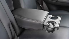 Bệ tỳ tay và khay đựng cốc tích hợp trong lưng ghế giữa