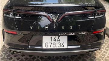 Phần đuôi xe nổi bật với cụm đèn hậu LED với hai dải chiếu sáng mỏng được kéo dài đến khu vực trung tâm