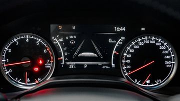 Phía sau tay lái là đồng hồ kỹ thuật