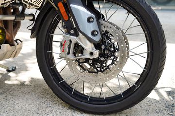Cụm phanh Brembo Stylema® của mẫu xe Tiger 900 Rally Pro cực nhẹ, chắc chắn