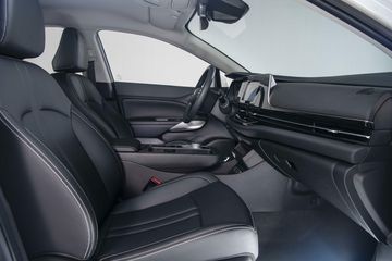 Ghế ngồi AION ES 2025 được bọc da tiêu chuẩn nhưng trang bị chỉnh cơ khá phổ thông