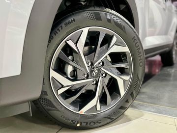 Hyundai Creta 2023 trang bị mâm hợp kim 17 inch 2 tông màu