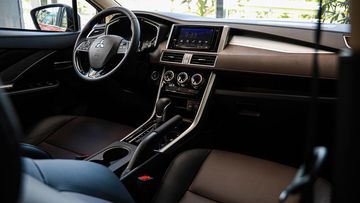 Tổng quan khu vực điều khiển trên Xpander Cross