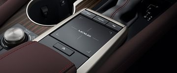 Các phím điều khiển tiện ích và hộc để cốc của Lexus RX 350L 2024