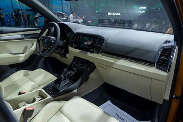 Chi tiết trang trí bên trong khoang nội thất Skoda Karoq 2024  thực dụng, không quá cầu kỳ