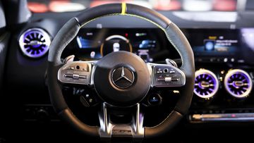 Vô lăng Mercedes-AMG GLA 45 S 4MATIC+ có thiết kế kiểu D-cut thể thao với đáy vát phẳng