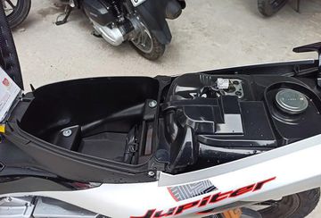 Cốp xe có dung tích vừa phải, đủ chứa 1 mũ bảo hiểm nửa đầu cùng những vật dụng nhỏ khác