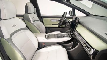 Không gian giữa hai ghế trước AION Y Plus 2025 thoáng đãng nhờ cần số được đặt sau vô lăng