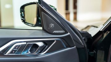BMW 4 Series 2023 được trang bị hệ thống âm thanh vòm Harman Kardon 12 loa 408 watt tiêu chuẩn