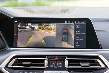 Về an toàn, dòng xe sang cỡ trung nhà BMW vẫn có đầy đủ các trang bị cần thiết