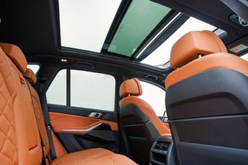 Cả Volkswagen Teramont X và BMW X5 đều trang bị cửa sổ trời toàn cảnh Panorama, mở ra tầm nhìn rộng rãi và thoáng đãng
