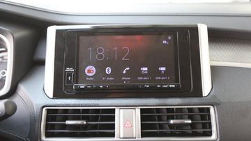 Đặt ở vị trí trung tâm là màn hình cảm ứng 7” trên phiên bản AT