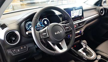 Cửa gió điều hòa hai bên được viền crom hình tròn đối xứng