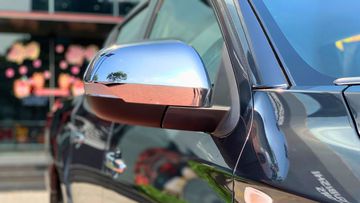 Gương chiếu hậu trên Mitsubishi Triton 2024 phiên bản 4x2 AT MIVEC được ốp mạ chrome tích hợp tính năng chỉnh điện