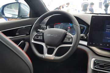 Vô lăng BYD Sealion 6 2025 cũng sử dụng chất liệu bọc da thêu chỉ nổi màu xám bạc khá cao cấp