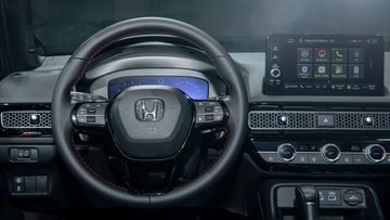 Vô lăng Honda Civic 2022 có kích thước nhỏ gọn, trang bị đầy đủ điều khiển đa chức năng