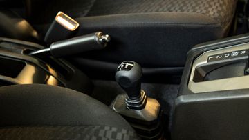 Suzuki Jimny 2024 không trang bị bệ tỳ tay vì để không gian cho các cần số phụ và phanh tay cơ