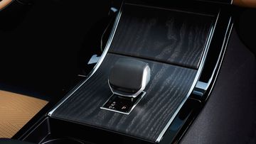 Range Rover Velar 2025 đã thay thế cần số dạng núm xoay bằng cần số dạng trụ truyền thống