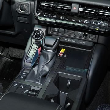 Toyota Land Cruiser Prado 2025 vẫn sở hữu các hộc chứa đồ kích thước lớn quen thuộc