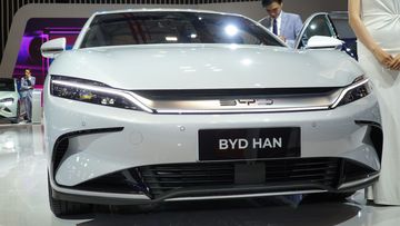 Đầu xe BYD HAN 2025 dễ dàng nhận diện với mặt ca-lăng có thiết kế quen thuộc