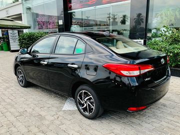 Toyota Vios 2023 vẫn áp dụng bộ la-zăng hợp kim 15 inch cho tất cả phiên bản