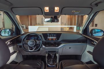 Nội thất của Kia Carens 2023 đi theo hướng hiện đại và trẻ trung.