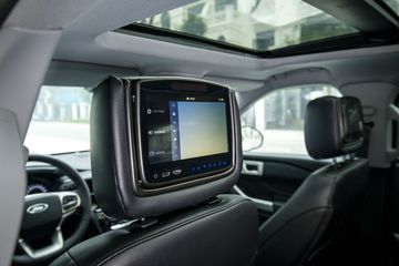 Xuống đến hàng thứ 2, hãng xe Mỹ cũng trang bị cho người dùng 2 màn hình gối 8 inch với điều khiển như tivi và mỗi màn hình sẽ cung cấp nội dung giải trí hoàn toàn độc lập.