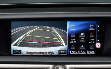 Màn hình hỗ trợ đỗ xe của Lexus IS300 2024 Luxury