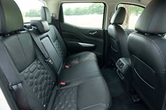Hàng ghế thứ hai được tối ưu góc ngả lưng cho hành khách của Nissan Navara