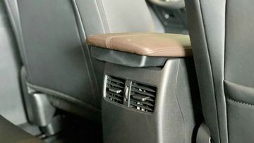 Hệ thống điều hòa tự động 2 vùng tích hợp cửa gió cho hàng ghế sau cũng có mặt trên cả 2 phiên bản