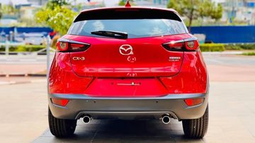 Đuôi xe Mazda CX-3 2024 được đánh giá cao với những đường nét nhấn nhá gãy gọn