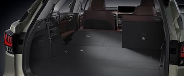 Khoang hành lý trên Lexus RX350L 2024 rộng rãi giúp hành khách thoải mái chứa đồ đạc