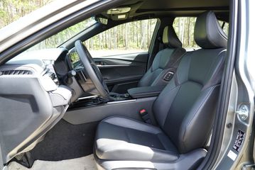 Toyota Camry 2025 trang bị tiêu chuẩn ghế ngồi bọc da màu đen khá cao cấp