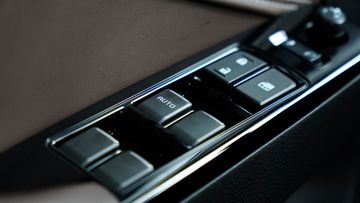 Cửa sổ Isuzu D-Max 2023 chỉnh điện bao gồm tính năng tự động 1 chạm dành cho phía người lái