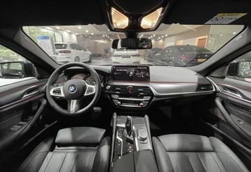 BMW 520i M Sport LCI sở hữu không gian nội thất đẹp mắt, sang trọng, được trang bị các tính năng tiện nghi - giải trí cao cấp
