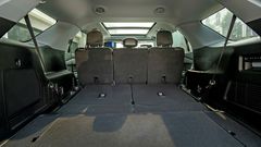 Khoang hành lý của Ford Explorer khi gập phẳng hàng ghế thứ 3