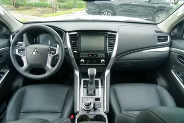 Khu vực khoang lái của 2 phiên bản Pajero Sport 2024 sử dụng chung thiết kế 