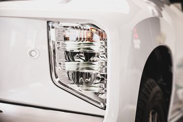 Cụm đèn dưới xếp 3 tầng, bao gồm đèn báo rẽ, đèn chiếu góc khi vào cua và đèn sương mù