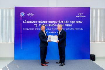 Ông Võ Văn Minh - Phó Tổng Giám đốc THACO AUTO (từ trái sang)