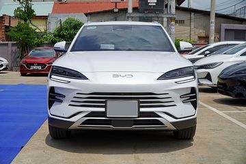 Đầu xe BYD Sealion 6 2025 cũng được mô phỏng kiểu dáng phần đầu sư tử biển, đem lại diện mạo cá tính và táo bạo