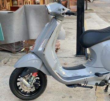 Khu vực sàn để chân có kích thước vừa đủ rộng, đảm bảo tư thế ngồi lái thoải mái cho người dùng