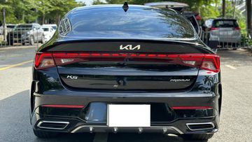 Dải đèn LED ngang được thiết kế liền mạch, nối với nhau bởi dải LED “nét đứt” ấn tượng