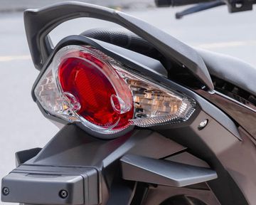 Cụm đèn ở đuôi xe vẫn sử dụng bóng halogen truyền thống