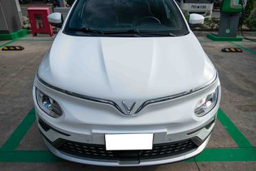 Nắp capo có nhiều đường dập nổi vừa tăng sự cứng cáp, mạnh mẽ và còn có tác dụng khí động học